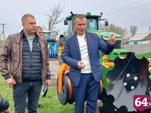 Саратовским аграриям презентовали многофункциональные плуги и агродроны