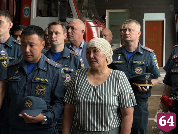 В Саратове увековечили память погибших на пожаре сотрудников МЧС